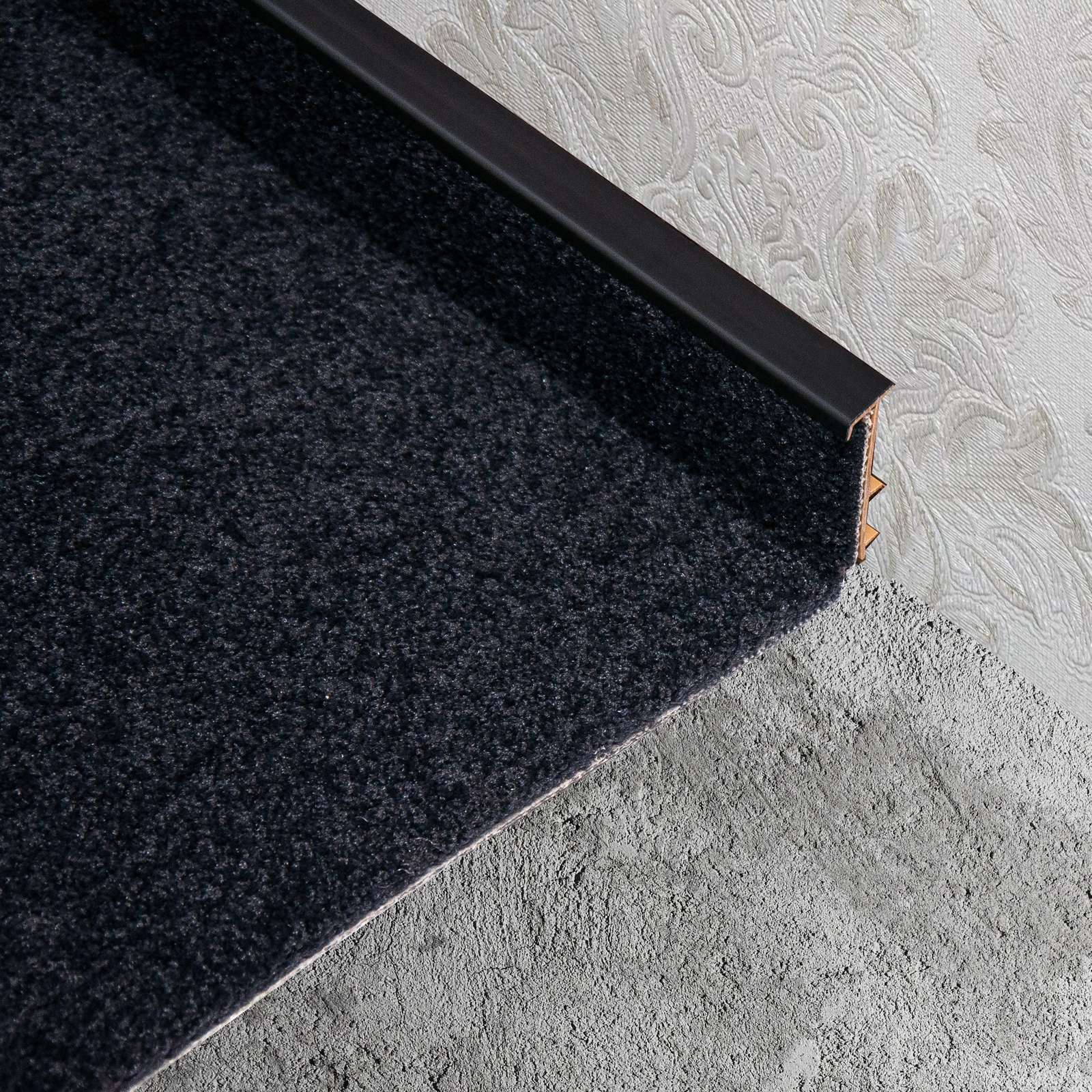 Плинтус для ковролина KORNER Listwa 109 черный 2,5м